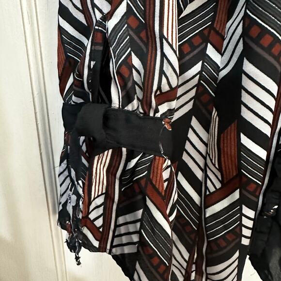 Figueroa & Flower Top Womens XL Black Geo Floral Print Boho Peasant Flowy Blouse - Picture 4 of 8